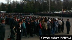 Полицейские и гражданские люди на площади в Оше. 22 марта 2016 года. 