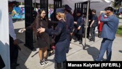 Республика сарайы алдындағы Абай алаңына полиция азаматтарды тексеріп кіргізіп жатыр. Алматы, 1 мамыр 2019 жыл.    