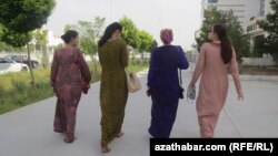 Türkmen zenanlary. Bezeg suraty