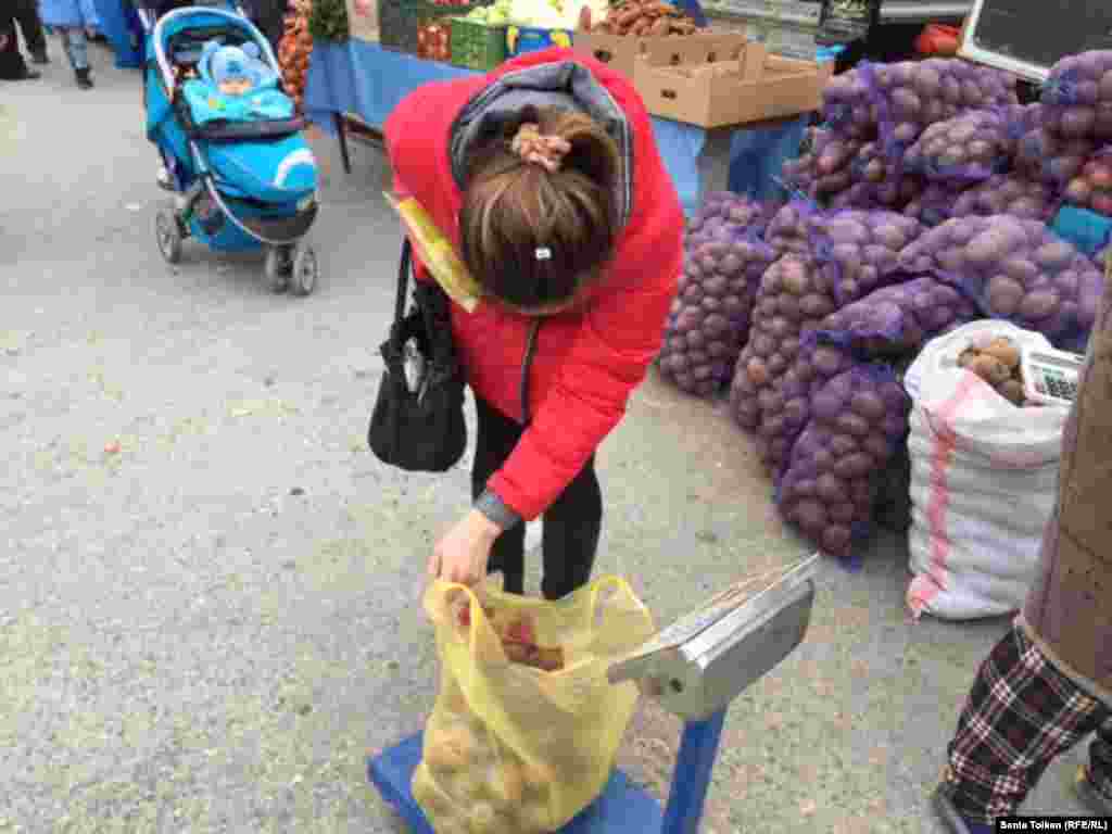 Некоторые покупатели выражали недовольство тем, что в привезенной на продажу картошке много испортившихся клубней.&nbsp;