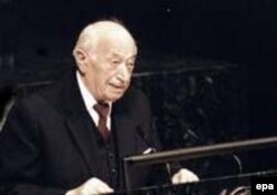 Сымон Візэнталь на трыбуне ААН, 1995