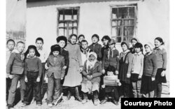 Тосор айылынын мектеп окуучулары Мукаш Саалакуновдун апасы Сыйда Болотованын үйүндө конокто.