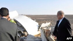 نخست وزیر مصر در حال بازدید از محل سقوط هواپیمای مسافربری 