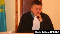Cудья областного Мангистауского суда Максат Бейсембаев. Актау, 2 августа 2012 года.  