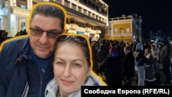 Д-р Полина Миленова и нейният съпруг на фона на снимка от протеста в Шумен, 1 декември 2025 г.