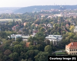 Російське посольство в Празі. Угорі праворуч – Празький замок