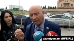 Պատգամավոր Հակոբ Ասլանյանը զրուցում է լրագրողների հետ, արխիվ