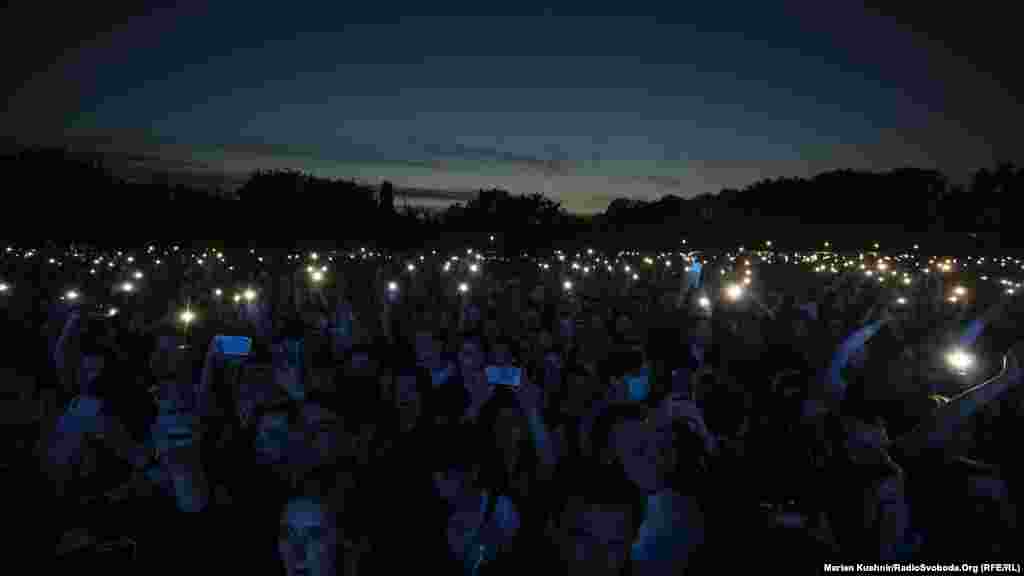 Люди традиційно запалювали ліхтарики на свої телефонах