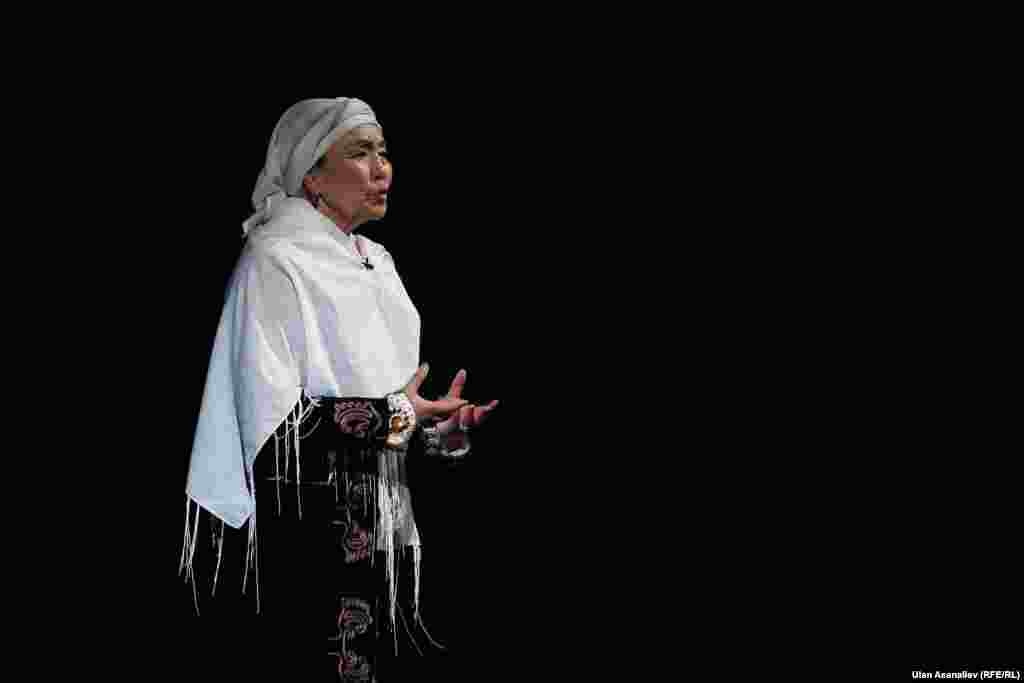 Кыргыз эл артисти Жамал Сейдакматова куттуктоодо.