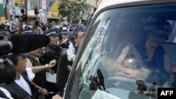 هزارن نفر علیه نشست سران گروه هشت دست به تظاهرات زدند.
(عکس از AFP)