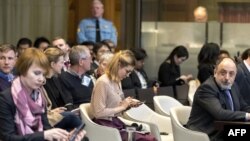 Директор правового департамента МИД России Роман Колодкин (справа), представляющий Россию в Международном суде ООН