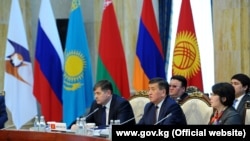 Олег Панкратов и Сооронбай Жээнбеков на саммите ЕАЭС, 7 марта 2017 года.