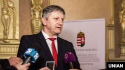 Уповноважений уряду Угорщини Іштван Ґрежа відповідає на запитання журналістів під час передачі оргтехніки та медичного обладнання від Уряду Угорщини для 57 сімейних амбулаторій Закарпатської області. Село Соломоново, 15 лютого 2018 року