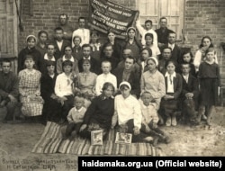 Українська школа в слободі Нова Сотня на Східній Слобожанщині, РРФСР, 1933 рік. Напис на прапорі – українською мовою