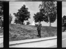 Ті самі молодята, що були біля меморіалу в Донецьку – десь по дорозі.