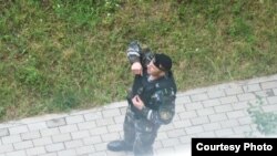 Амапавец ў бронекамізэльцы на месцы здарэньня. Адмыслоўцы кажуць, што цяпер для правядзеньня арышту выяджджаюць абавязкова ў бронекамізэльках