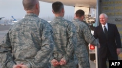 Президент Бакиевнинг Қирғизистондаги Америка базасини ëпиш ҳақидаги баëноти¸ АҚШ Мудофаа вазири Роберт Гейтснинг 11 декабр куни Бишкекка келиб¸ бу ерда расмийлар қатори Манас аэропортидаги АҚШ ҳарбийлари билан учрашувидан кўп ўтмай пайдо бўлди.