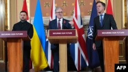 Премьер-министр Великобритании Кир Стармер (в центре), президент Украины Владимир Зеленский (слева) и генеральный секретарь НАТО Марк Рютте на пресс-конференции после заседания «Коалиции желающих» в Лондоне 24 октября 2025 года