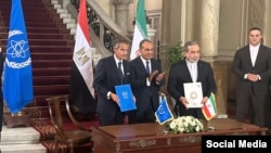 وزیر خارجه مصر بدر عبدالعاطی (در وسط)، با همتای ایرانی او عباس عراقچی و رافائل گروسی، مدیرکل آژانس بین‌المللی انرژی اتمی در قاهره.
