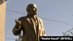 Памятник Ленину в Муминабадском районе