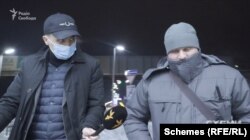 «Схеми» вирішили поцікавитись у нього, хто він і чому фотографував редакційну машину