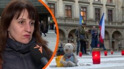 «Мені тричі довелося рятуватися». У Празі вшанували памʼять жертв удару по театру в Маріуполі (відео)