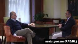 Сопредседатель Совета попечителей Армянской Ассамблеи Америки Энтони Барсамян дает интервью Радио Азатутюн 