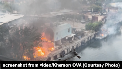 Російська армія обстріляла КАБами мікрорайон «Острів» у Херсоні 2 серпня 2025 року. Міст, що з'єднує район з містом, пошкоджений