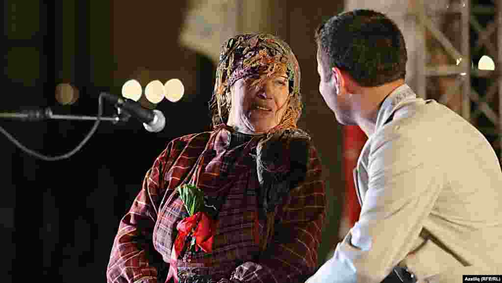 Камал театры каршында яңа сезон ачу тантанасы. &quot;Гөргери кияүләре&quot;ннән өзек, Нәҗибә Ихсанова һәм Алмаз Гәрәев.