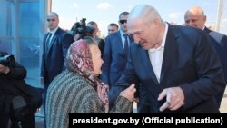 Аляксандар Лукашэнка размаўляе з пэнсіянэркай, архіўнае фота 2018 году