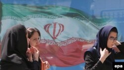 کاخ سفيد هشدار داده است که تحريم های جديد می تواند بر وضعيت معيشتی شهروندان ايرانی تاثير منفی داشته باشد.