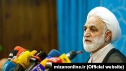 سخنگوی قوه قضائیه همچنین از صدور احکام حبس و رد مال برای ۱۰ متهم دیگر در دادگاه ویژه «مفاسد اقتصادی» خبر داده است.