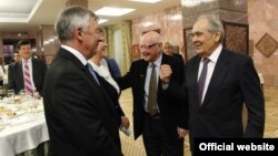 1990нчы еллардагы вакыйгаларда катнашучылар истәлекләргә бирелде. Фотода: Татастан президентының элекке сәяси киңәшчесе Рафаэл Хәкимов, Дәүләт шурасы рәисе урынбасары Римма Ратникова, хокук белгече Борис Железнов, Татарстанның элекке президенты Миңтимер Шәймиев​