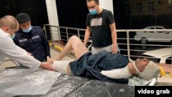 Токмоктолгон блогер Миразиз Базаровду дарыгер кароодо. Ташкент. 2021-жылдын 28-марты.