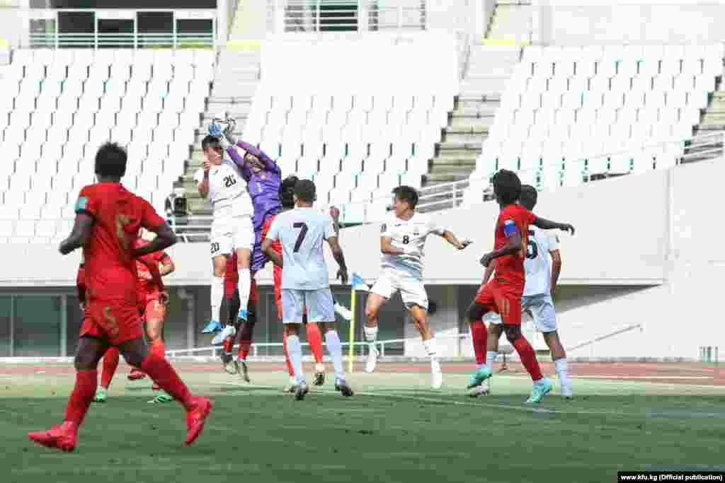 Чабуулчу, капитан Мирлан Мурзаев хеттрик жасады. Ал оюндун 45, 60 жана 77-мүнөттөрүндө гол киргизди. Ал эми калган беш голдун авторлору Турсунали Рустамов, Гулжигит Алыкулов, Фархат Мусабеков, Алимардон Шүкүров жана Абай Боколеев. Мьянма курама командасынын жалгыз голунун автору Бобо Хлаинг.