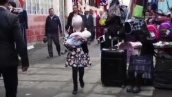 В бишкекском транспорте рассказывают о вреде ранних браков