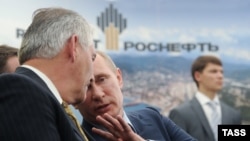 Владимир Путин и Рекс Тиллерсон на церемонии подписания котракта ExxonMobil и "Роснефти" 15 июня 2012 года