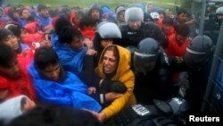 Автобуска түшөбүз деп сүр-сүр болгон мигранттар. Словения, 19-октябрь  