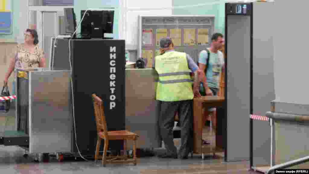 Aqmescit vokzalınıñ kirişinde teşkerüv