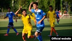 Яке аз бозиҳои дастаи "Равшан" бо тими "Барқчӣ". Акс аз бойгонӣ