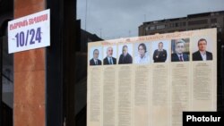 Նախագահի թեկնածուների լուսանկարները ընտրատեղամասերից մեկի 