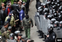 Підрозділ силовиків МВС України і проросійські бойовики у дворі будівлі обласної адміністрації в Луганську, 29 квітня 2014 року