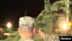 Бригадний генерал Ніклас Тольятос віддає салют останній бойовій бригаді, яка покинула Ірак і перейшла до Кувейту 18 серпня 2010 року