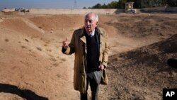 Согуш кылмыштарын иликтөө менен алектенген АКШнын мурдагы элчиси Стивен Рапп.