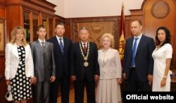 Курманбек Бакиевдин үй-бүлө мүчөлөрү. 2009-жылкы сүрөт.