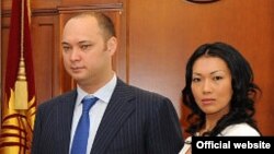 Максим Бакиев жана анын мурдагы жубайы экени айтылган Айжан Кененбаева. 