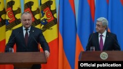 Президент Молдовы Игорь Додон (слева) и президент Армении Серж Саргсян, Ереван, 9 ноября 2017 г.