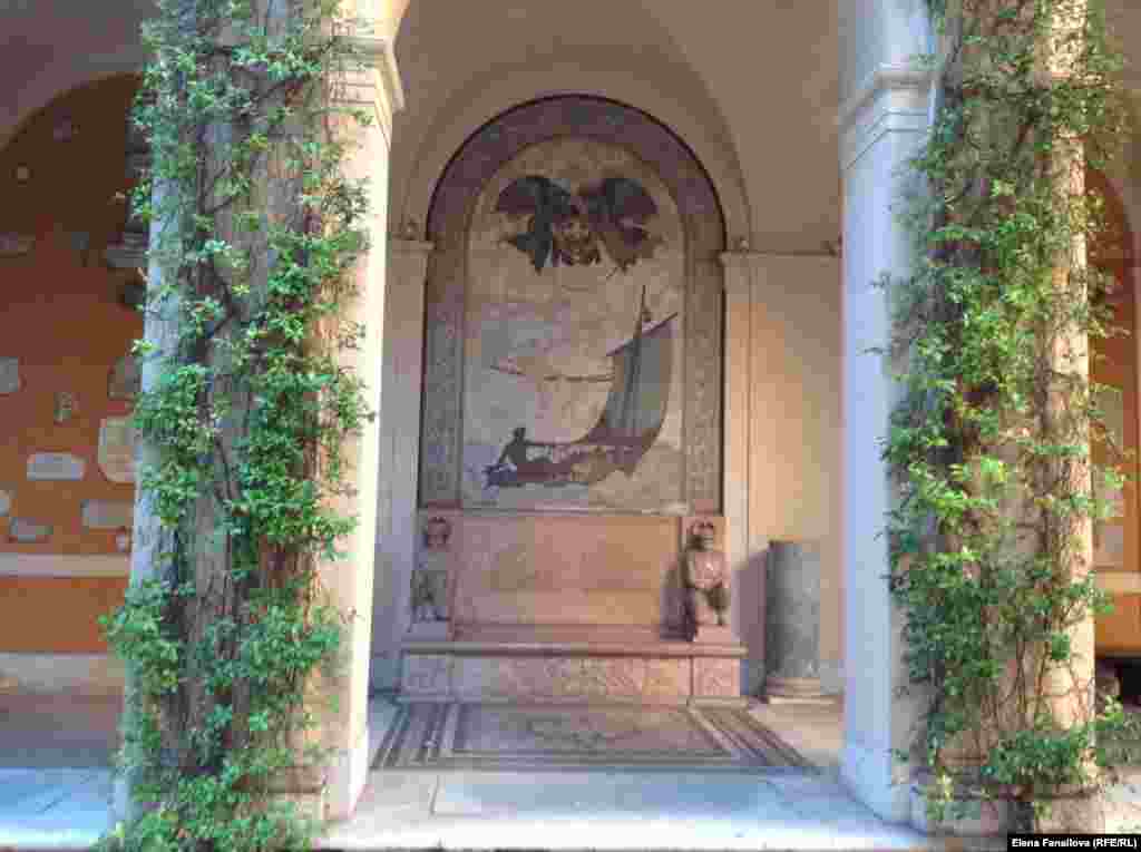 Росписи внутреннего дворика