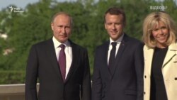 Слідом за Меркель в Росію для зустрічі з Путіним прибув Макрон (відео)