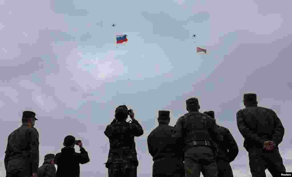 Дроны са сьцягамі Расеі і Беларусі